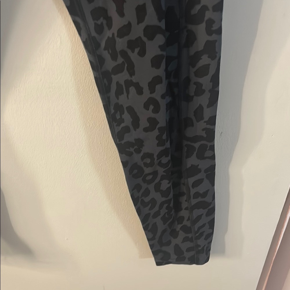 Chic Black Animal Print Leggings - Picture 4 of 6